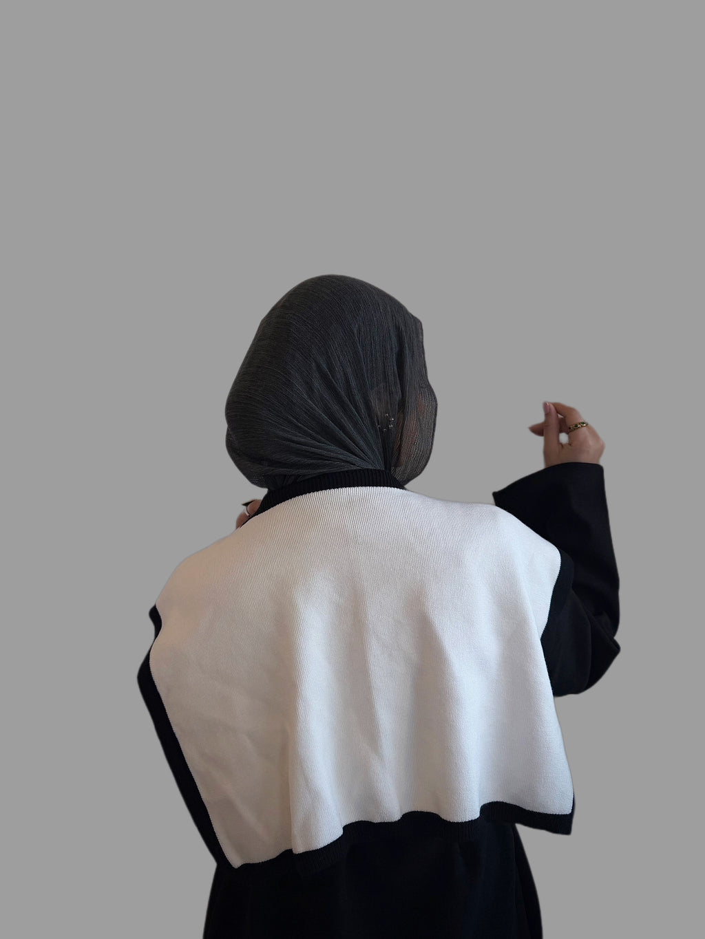 Knitted shoulder scarf in White&Black