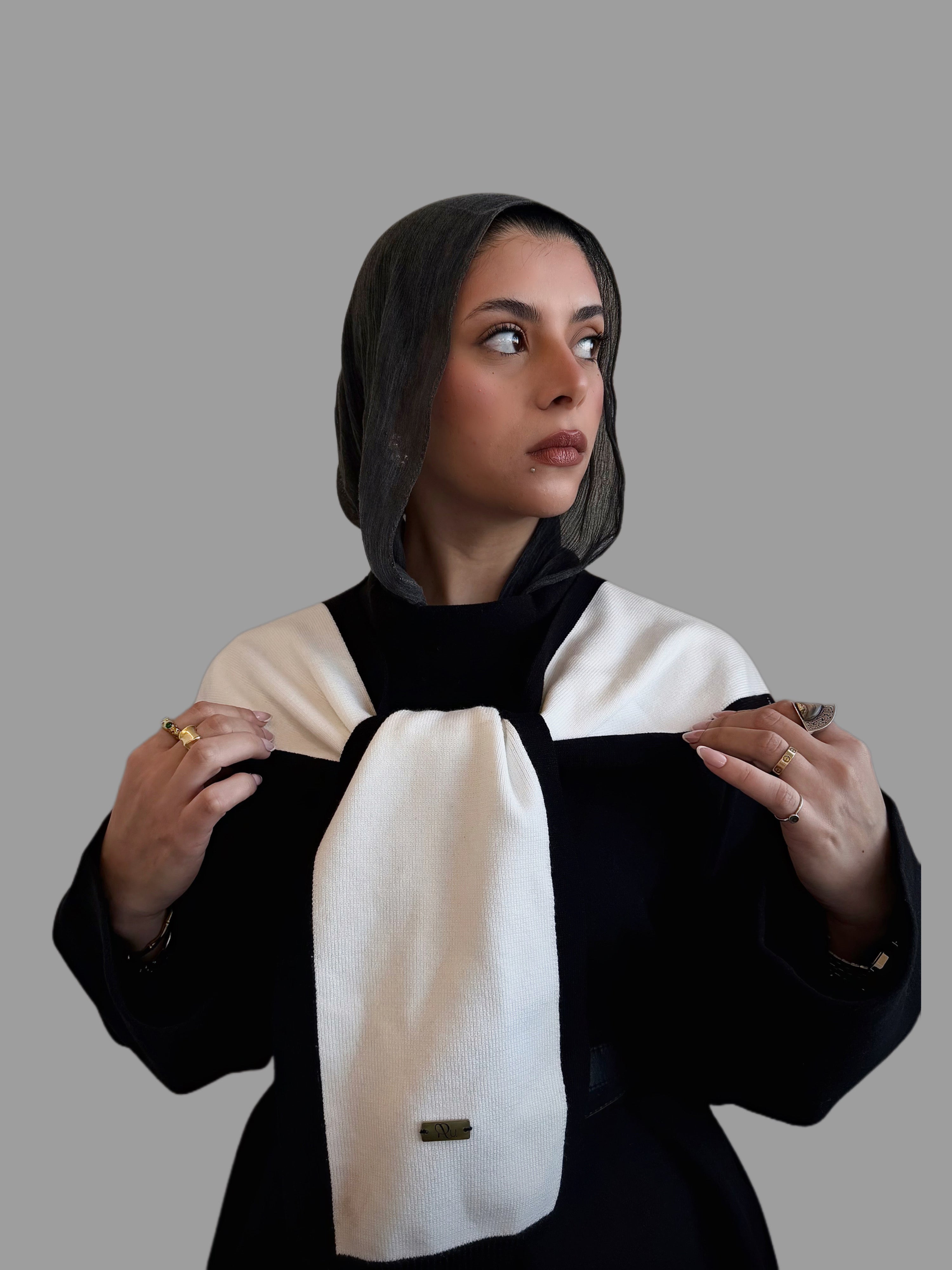 Knitted shoulder scarf in White&Black