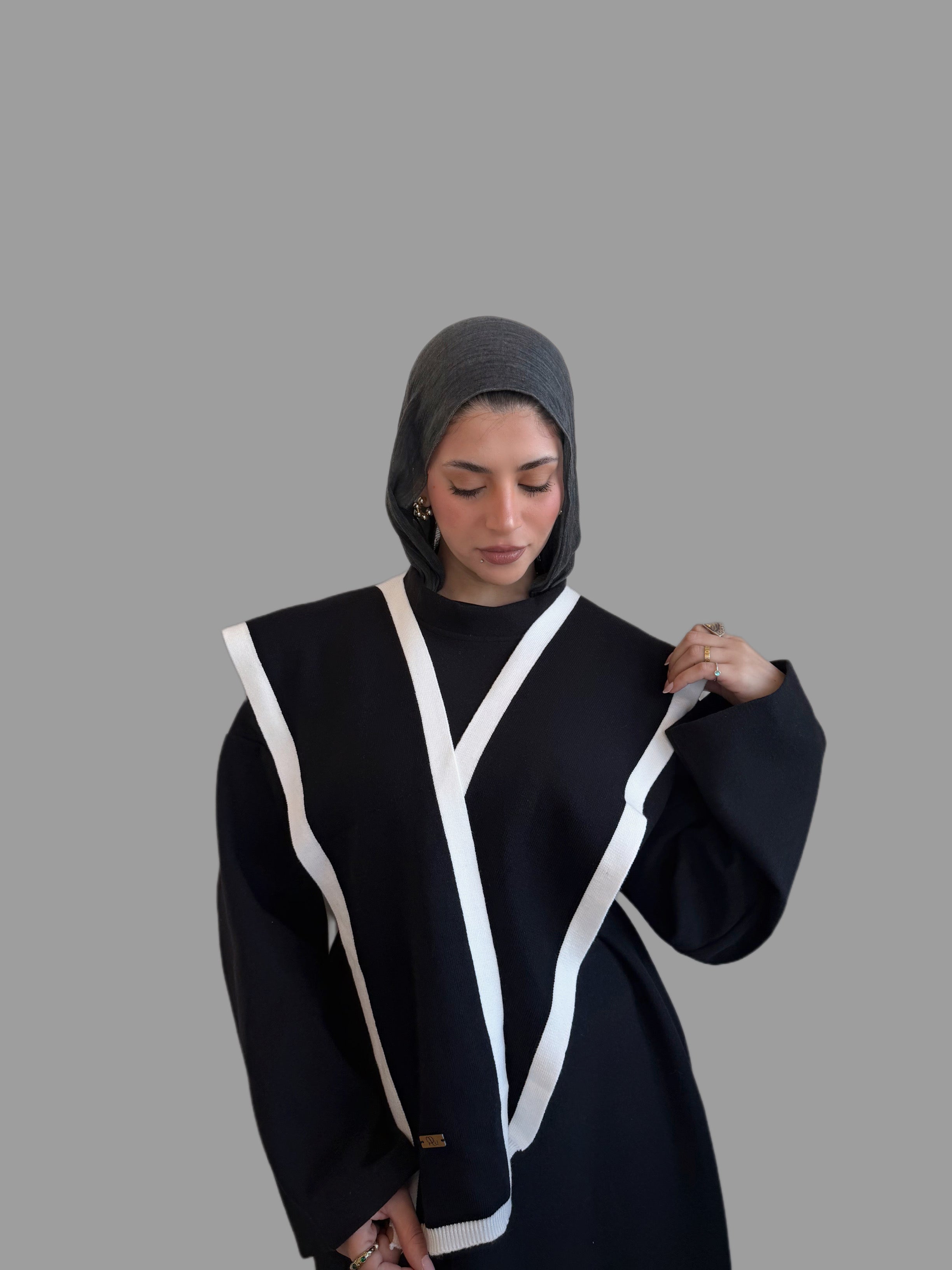 Knitted shoulder scarf in Black&White