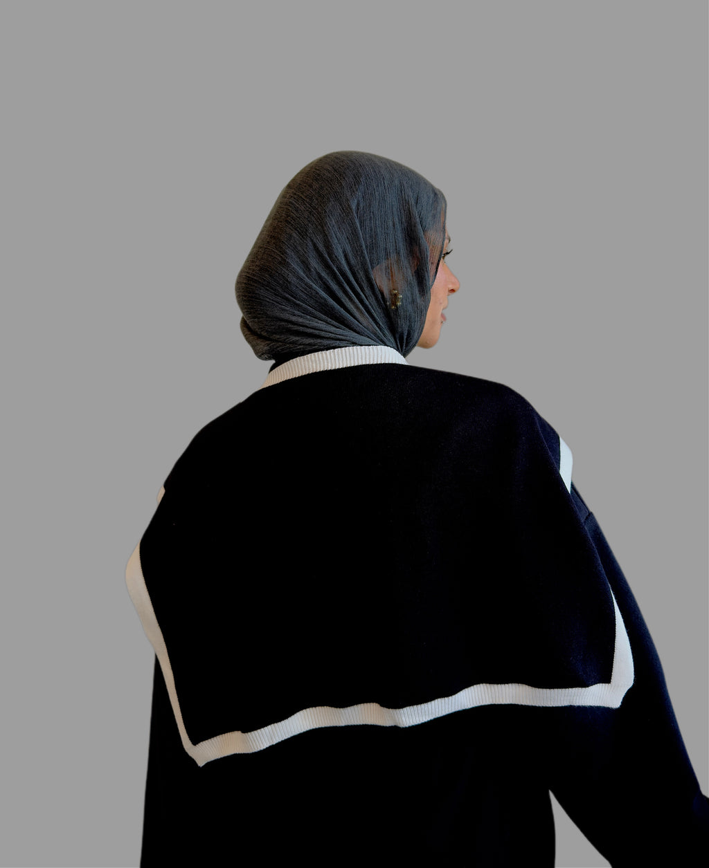 Knitted shoulder scarf in Black&White